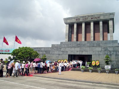 Lebih dari 60.000 orang  datang berziarah kepada Mousolium Presiden Ho Chi Minh pada 30 April dan 1 Mei - ảnh 1