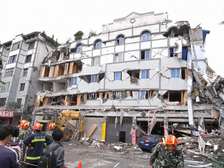 Gempa bumi  dengan kekuatan 6,1 derajat pada skala Richter terjadi di Yunnan, Tiongkok - ảnh 1