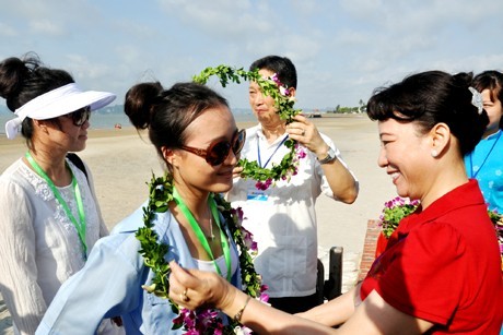  Vietnam menyambut kedatangan 2.600 wisatawan mancanegara ke Teluk Ha Long melalui jalan  laut - ảnh 1