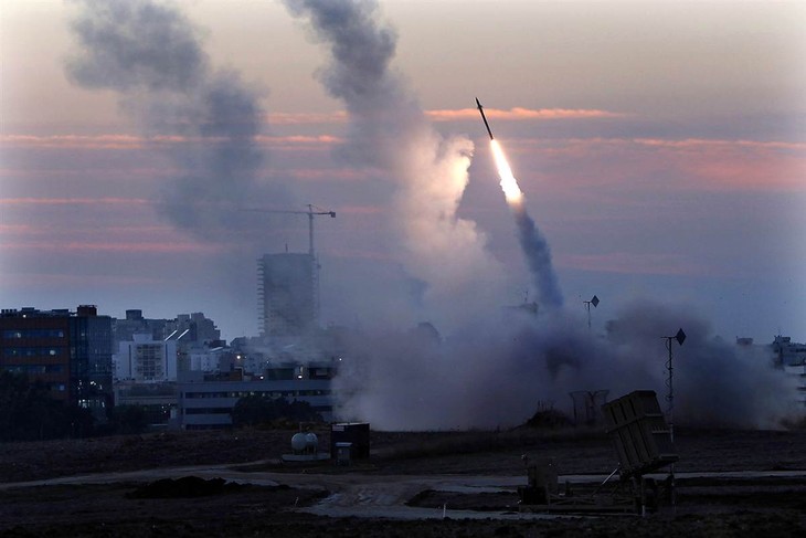 Israel melakukan serangan udara terhadap jalur Gaza, terus menangkap orang Palestina di tepi Barat - ảnh 1