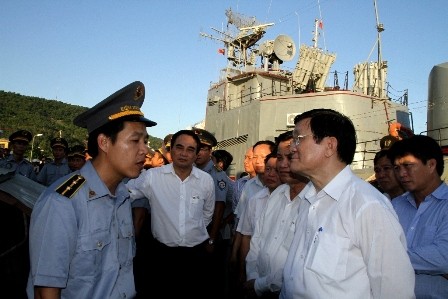 Presiden Truong Tan Sang mengunjungi para nelayan dan pasukan patroli perikanan , polisi laut di kota Da Nang - ảnh 1