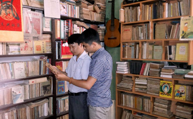 Kalangan pemuda Vietnam dan hobi mengoleksi buku dan koran lama  - ảnh 1