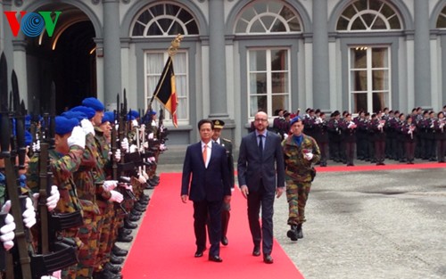 PM Vietnam, Nguyen Tan Dung melakukan pembicaraan dengan PM baru Belgia, Charles Michel - ảnh 1