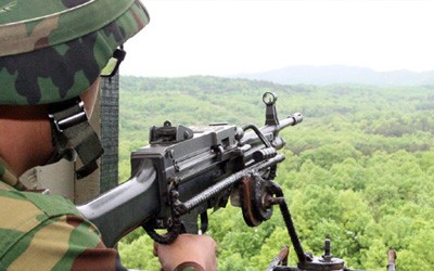 Pasukan  Republik Korea memberikan tembakan peringatan di perbatasan dengan RDR Korea - ảnh 1