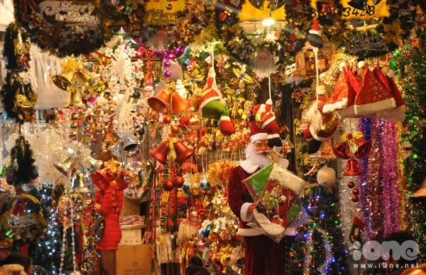 Suasana menyambut Hari Natal di kota Hanoi - ảnh 1