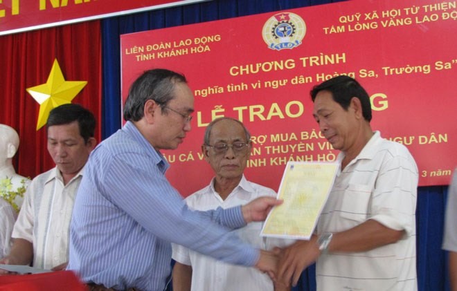 Terus menggelarkan banyak aktivitas  pemberian bantuan  supaya kaum nelayan Hoang Sa dan Truong Sa - ảnh 1