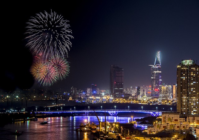 Suasana menyambut Tahun Baru 2015 di Vietnam - ảnh 1