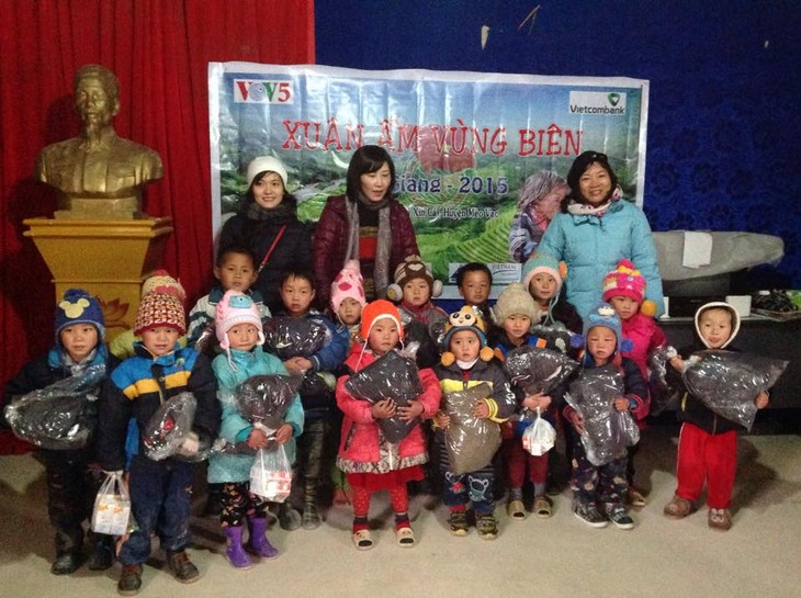 VOV5 mengunjungi dan memberikan bingkisan kepada  warga etnis minoritas di propinsi Ha Giang - ảnh 1