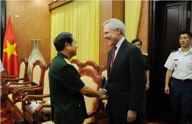 Kepala Staf Umum Tentara Rakyat Vietnam menerima Menteri Angkatan Laut AS - ảnh 1
