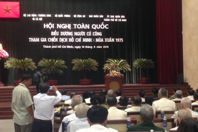Deputi PM Vietnam, Vu Duc Dam  menghadiri Konferensi memuji orang yang berjasa terhadap Tanah Air - ảnh 1