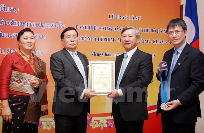 Kota Hanoi memberikan Gelar Warga Negara Kehormatan kepada warga negara Laos - ảnh 1