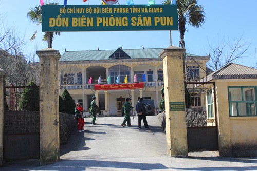 Pos perbatasan Săm Pun berdiri mantap  di daerah perbatasan sebelah Timur Laut Tanah Air - ảnh 1