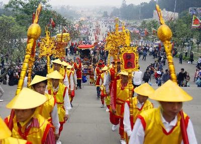 Rombongan diaspora Vietnam membakar hio di Kuil Raja Hung - ảnh 1