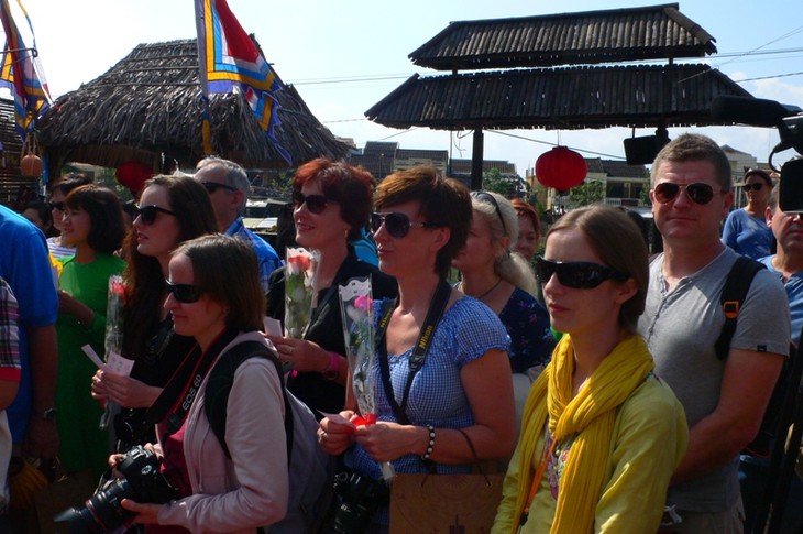 Wisatawan yang datang di Vietnam Tengah pada peringatan pembebasan total Vietnam Selatan  meningkat  - ảnh 1
