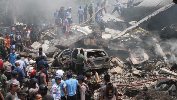 Presiden Indonesia meminta supaya menilai kembali alat-alat militer pasca kecelakaan pesawat terbang - ảnh 1