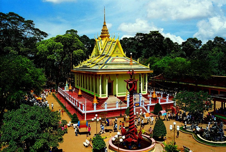 Sekolah kejuruan di Kuil agama Buddha, membantu para pemuda Khmer  menegakkan kehidupan - ảnh 1