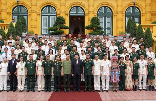 Pertemuan 70 anggota Serikat Buruh teladan yang  tipikel kekuatan Tentara Rakyat dan Keamanan Publik  Rakyat - ảnh 1