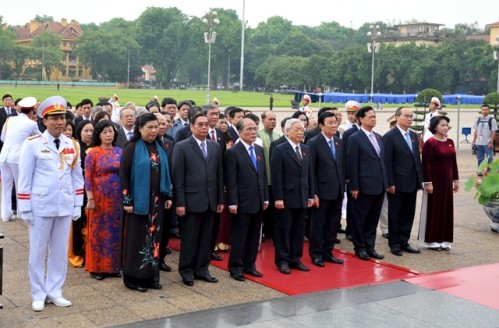 Pemimpin Partai dan Negara berziarah kepada Mousolium Presiden Ho Chi Minh dan mengenangkan para Martir - ảnh 1