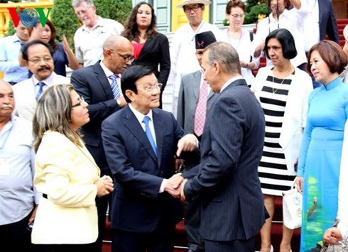 Presiden Truong Tan Sang bertemu dengan para hadirin Konferensi ke-7 Asia-Pasifik bersolidaritas dengan Kuba - ảnh 1
