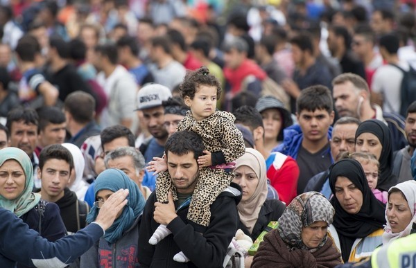 Eropa menghadapi tantangan keamanan yang serius dari gelombang kedatangan kaum migran - ảnh 1