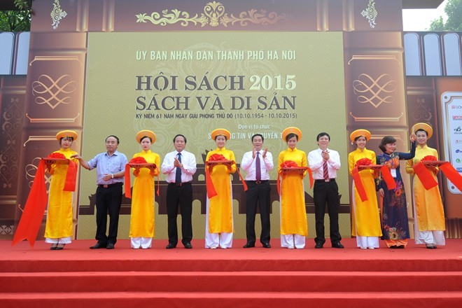 Pesta Buku Hanoi 2015 turut memuliakan pusaka-pusaka Ibukota Hanoi - ảnh 1