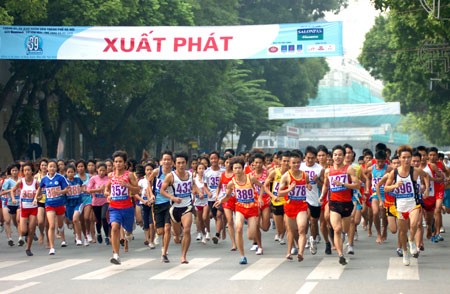 Lebih dari 1.300 orang  ikut serta dalam Lomba  lari ke -42 Koran Hanoi Moi - ảnh 1