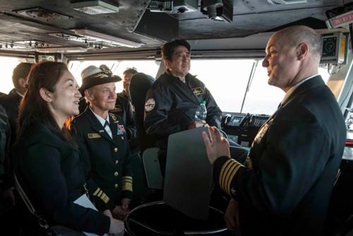 PM Jepang, Shinzo Abe untuk pertama kalinya mengunjungi kapal induk AS - ảnh 1