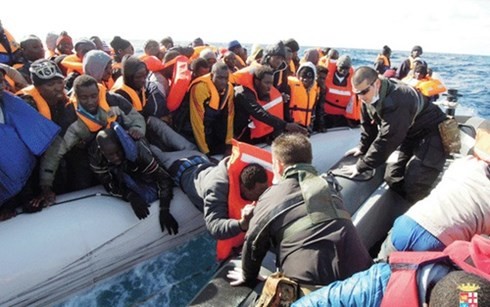 Eropa mengerahkan tenaga untuk menangani  masalah kaum migran - ảnh 1