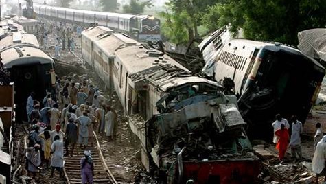  Kecelakaan  kereta express terjadi di Pakistan yang mengakibatkan 100 korban - ảnh 1