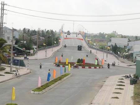 Wajah Pedesaan propinsi Soc Trang bersemarak karena  mengembangkan sistem infrastruktur jalan-jalan - ảnh 1