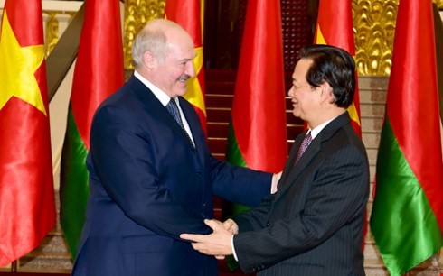 PM Vietnam, Nguyen Tan Dung melakukan pertemuan dengan Presiden Belarus - ảnh 1