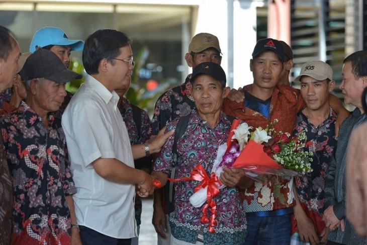 Kedutaan Besar Vietnam di Indonesia melepaskan 42 nelayan Vietnam berkumpul dengan keluarga - ảnh 1