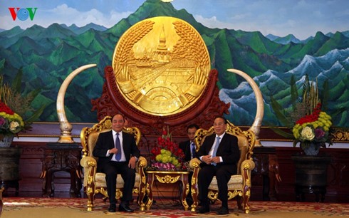 Deputi PM Vietnam, Nguyen Xuan Phuc melakukan kunjungan kehormatan kepada pemimpin tinggi RDR Laos  - ảnh 1