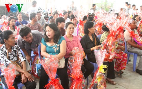 Kedutaan Besar  Vietnam memberikan bingkisan kepada kaum diaspora VN di Kamboja sehubungan dengan Hari Raya Tet  - ảnh 1
