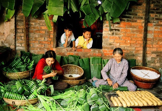 Adat-istiadat bangsa Vietnam sehubungan dengan Hari Raya Tahun Baru Tradisional  - ảnh 1