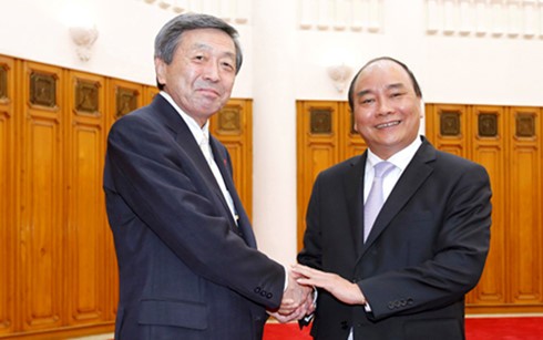  Deputi  PM  Vietnam, Nguyen Xuan Phuc menerima Menteri Ekonomi, Perdagangan dan Industri Jepang - ảnh 1