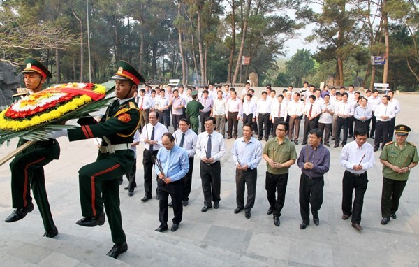 PM Vietnam, Nguyen Xuan Phuc membakar hio mengenangkan para Pahlawan yg Gugur di propinsi Quang Tri - ảnh 1