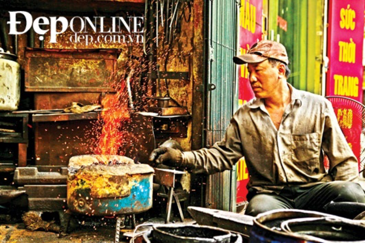  Pandai besi yang  tetap menjaga api di jalan Lo Ren, Ibukota Hanoi - ảnh 1