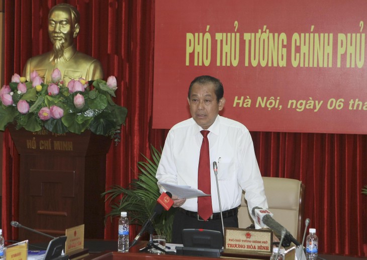 Deputi  PM Truong Hoa Binh melakukan temu kerja dengan Kementerian Dalam Negeri - ảnh 1