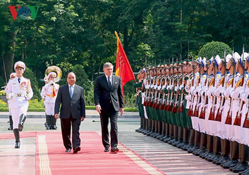 Perdana Menteri  Republik Slovakia, Robert Fico melakukan kunjungan resmi di Vietnam - ảnh 1