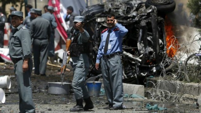 Afghanistan : Jumlah korban dalam serangan bom naik kuat, IS menerima tanggung jawabnya - ảnh 1