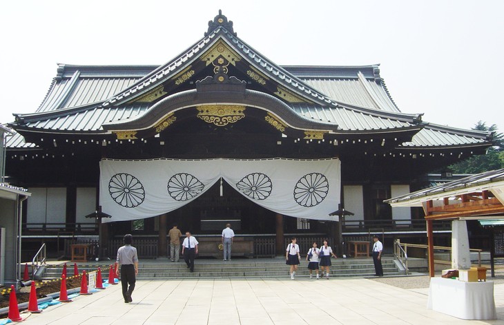 PM Jepang, Shinzo Abe  mengirimkan talam sesaji ke pagoda Yasukuni - ảnh 1
