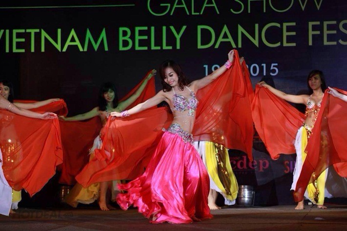 Tren menari Bellydance di kota Hanoi - ảnh 1