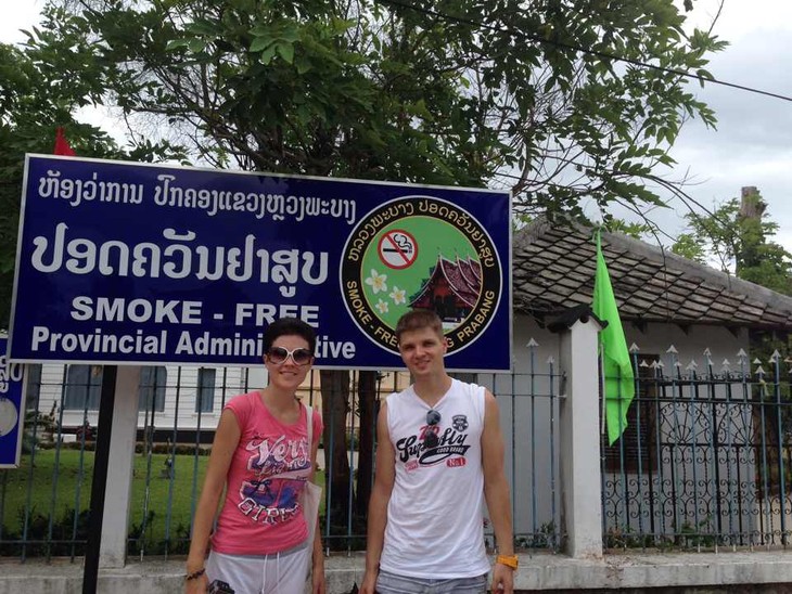 Para turis mancanegara datang ke kota  Luang Prabang- Kota tanpa asap rokok - ảnh 2
