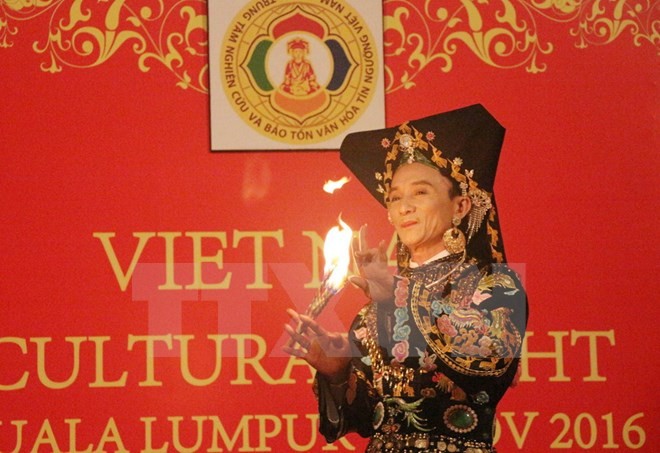 Pagelaran praktek kepercayaan memuja Sang Ibunda dari orang Vietnam di Malaysia - ảnh 1