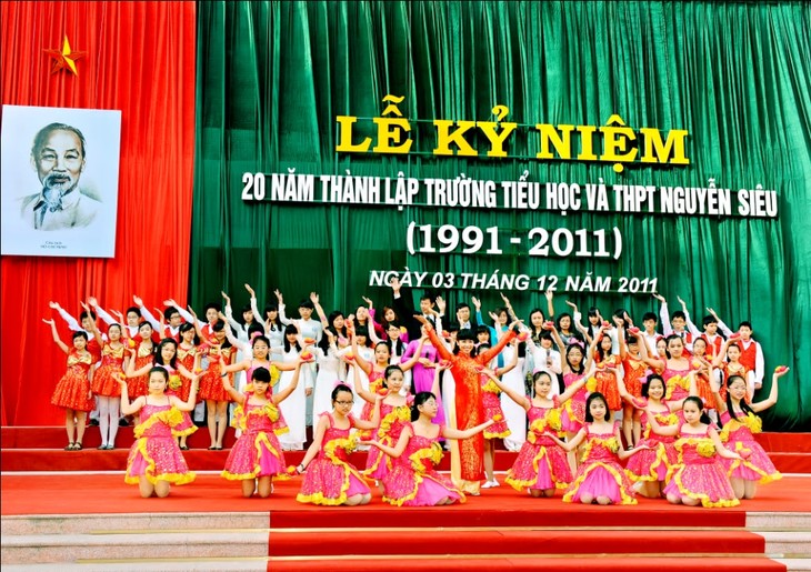 Upacara peringatan ultah ke-25 terbentuknya sekolah Nguyen Sieu berlangsung di kota Hanoi - ảnh 1