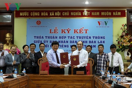VOV dan Komite Rakyat propinsi Dak Lak menandatangani program kerjasama komunikasi  - ảnh 1