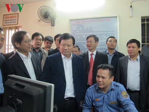 Deputi PM  Trinh Dinh Dung memeriksa infrastruktur jalan kereta api - ảnh 1