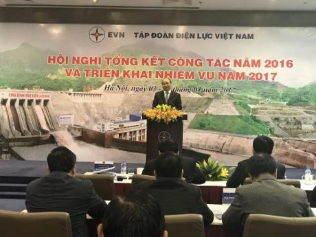 PM Vietnam, Nguyen Xuan Phuc menghadiri Konferensi  evaluasi pekerjaan tahun 2016 dari EVN - ảnh 1