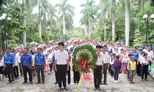 Banyak orang berziarah kepada  Tempat pemujaan Presiden Hồ Chí Minh di propinsi Tra Vinh  - ảnh 1